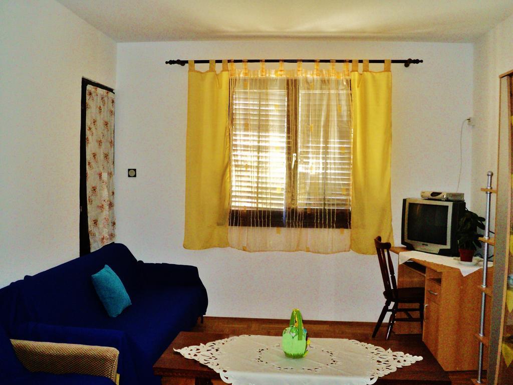 Apartments Nevenka Krk Town Luaran gambar