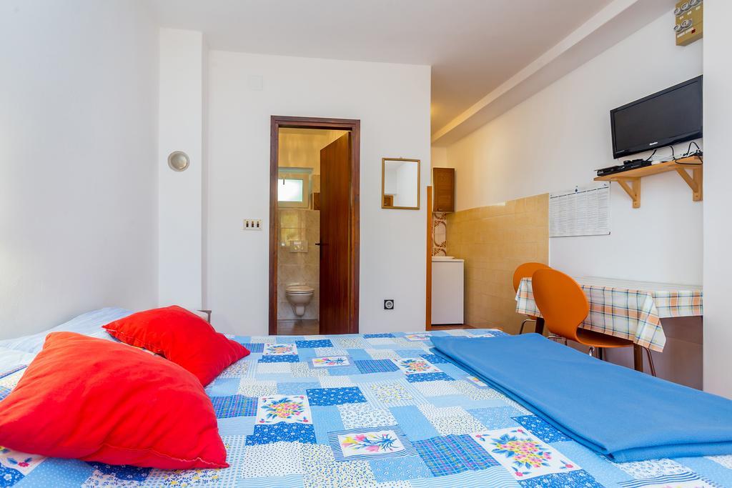 Apartments Nevenka Krk Town Luaran gambar